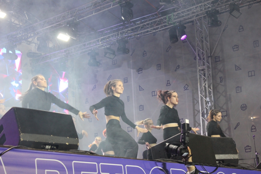 Над Саратовом прогремел салют для тысяч выпускников