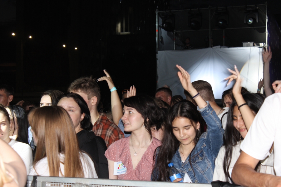 Над Саратовом прогремел салют для тысяч выпускников