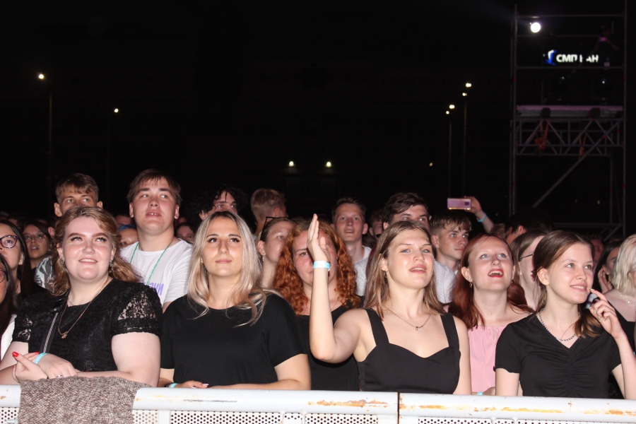 Над Саратовом прогремел салют для тысяч выпускников