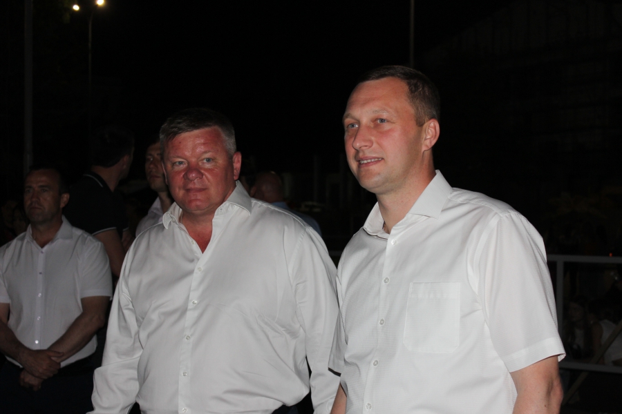 Над Саратовом прогремел салют для тысяч выпускников