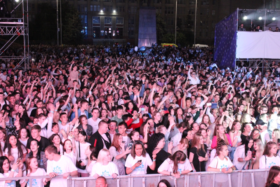 Над Саратовом прогремел салют для тысяч выпускников