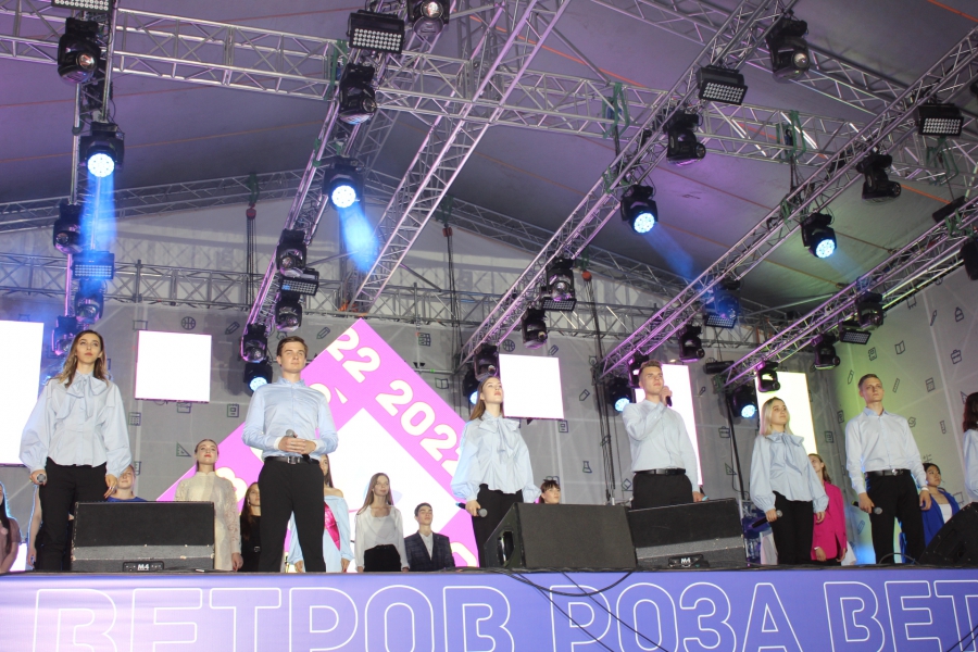 Над Саратовом прогремел салют для тысяч выпускников