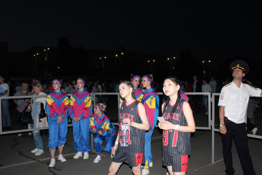 Над Саратовом прогремел салют для тысяч выпускников