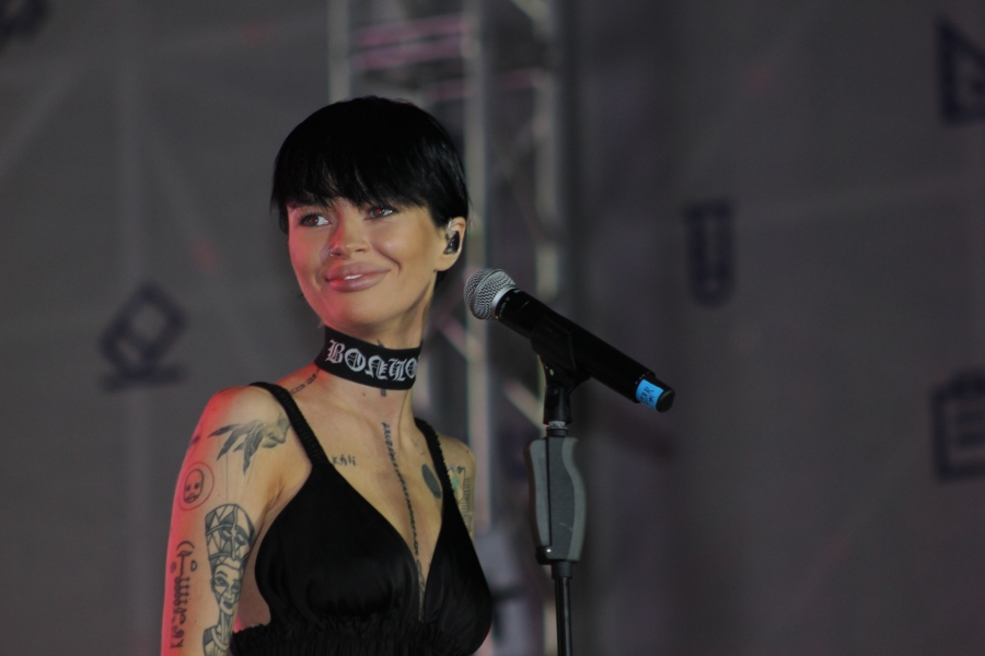 Над Саратовом прогремел салют для тысяч выпускников