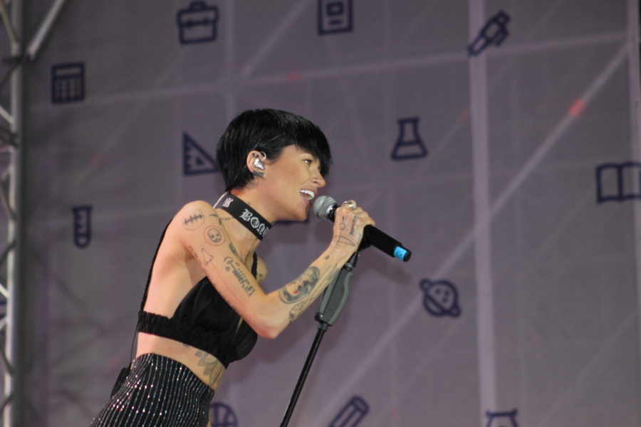 Над Саратовом прогремел салют для тысяч выпускников