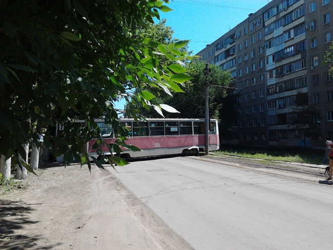 В Саратове трамвай сошел с рельсов и полностью перекрыл улицу