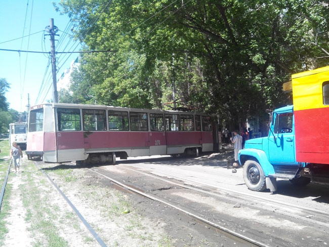 В Саратове трамвай сошел с рельсов и полностью перекрыл улицу