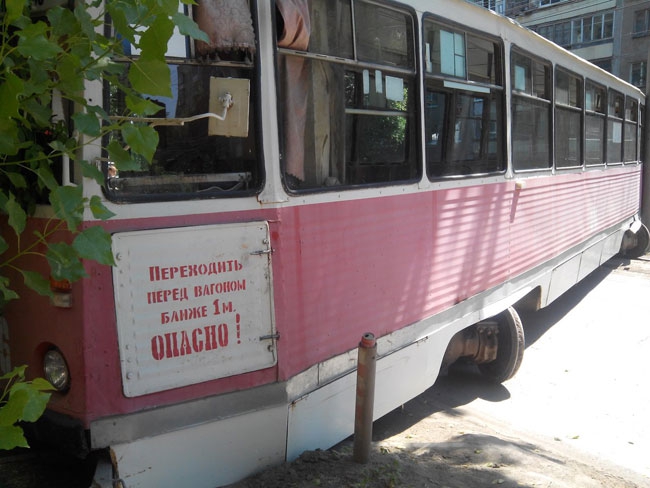 В Саратове трамвай сошел с рельсов и полностью перекрыл улицу