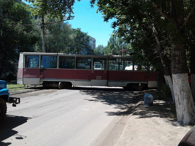 В Саратове трамвай сошел с рельсов и полностью перекрыл улицу