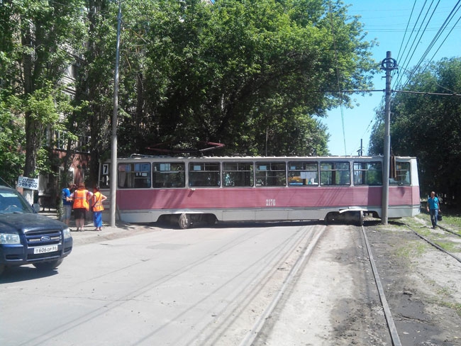 В Саратове трамвай сошел с рельсов и полностью перекрыл улицу