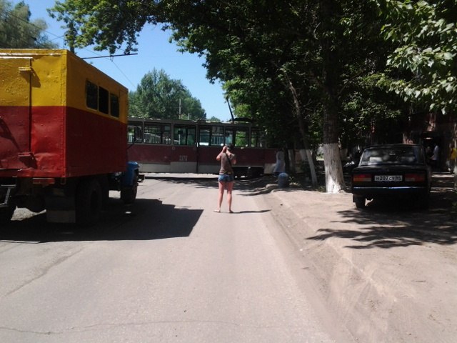 В Саратове трамвай сошел с рельсов и полностью перекрыл улицу