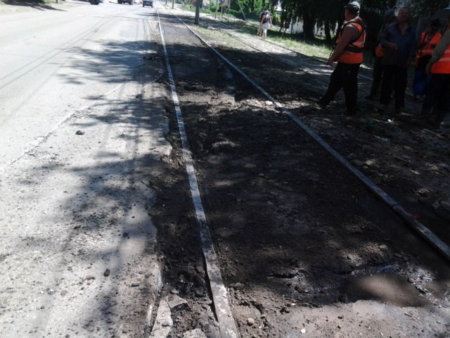 В Саратове трамвай сошел с рельсов и полностью перекрыл улицу