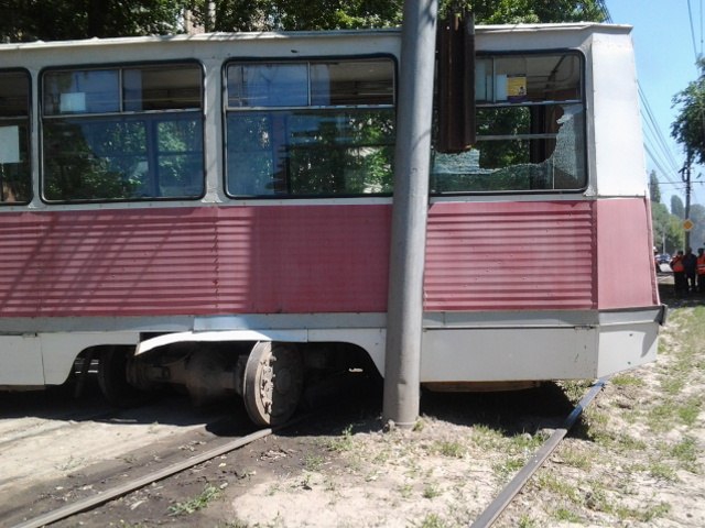 В Саратове трамвай сошел с рельсов и полностью перекрыл улицу