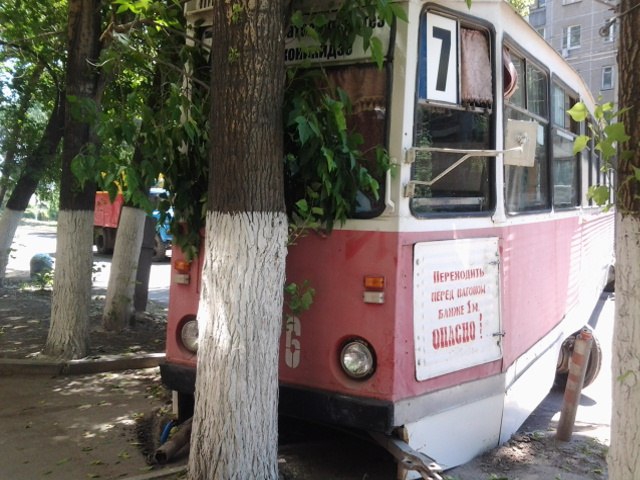 В Саратове трамвай сошел с рельсов и полностью перекрыл улицу