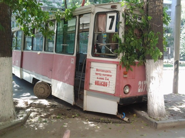 В Саратове трамвай сошел с рельсов и полностью перекрыл улицу