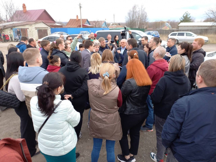 Мокроусова пообещала жителям Воробьевки помочь с водопроводом, дорогами и собачим приютом