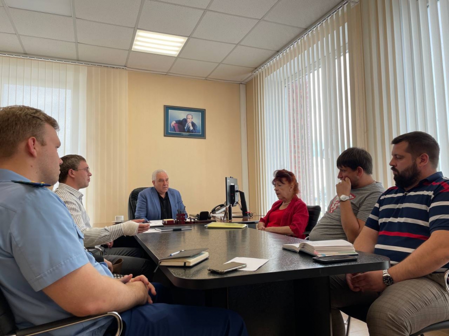 На Емлютина борются с «пивнушкой» в доме с мемориальной доской Герою СССР