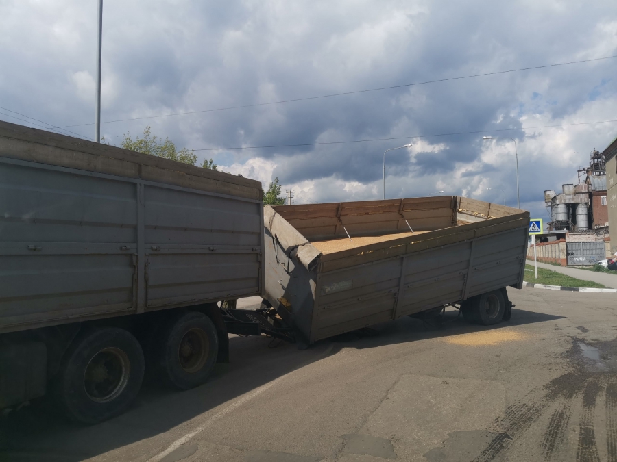 В Энгельсе самосвал с зерном провалился под асфальт