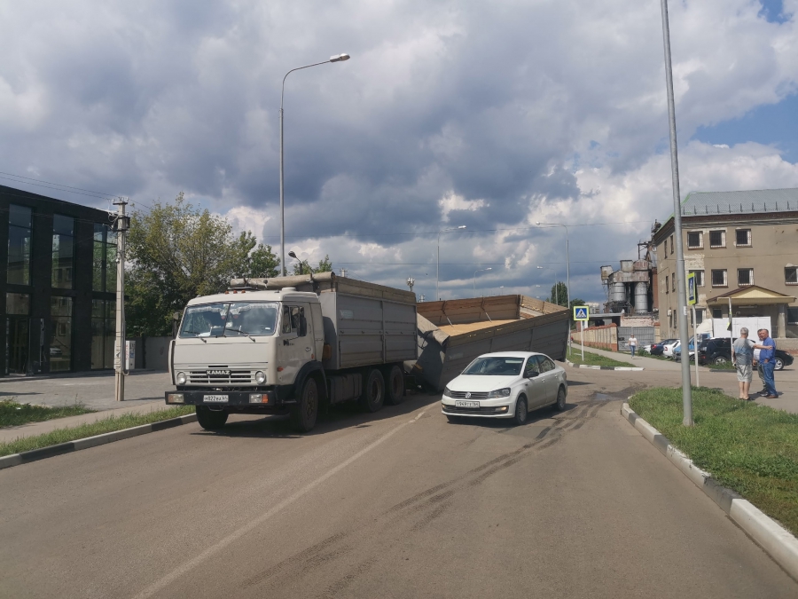 В Энгельсе самосвал с зерном провалился под асфальт