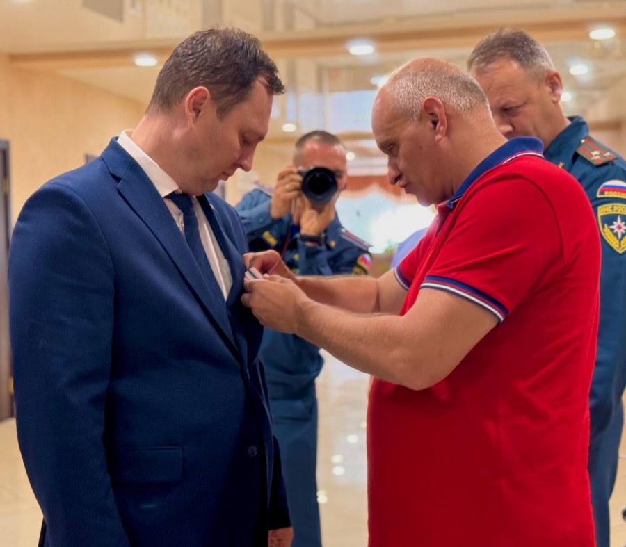 В Саратове спасателей наградили медалями за ликвидации ЧС на предприятии