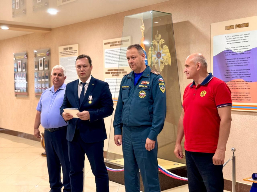 В Саратове спасателей наградили медалями за ликвидации ЧС на предприятии