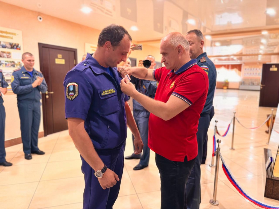 В Саратове спасателей наградили медалями за ликвидации ЧС на предприятии