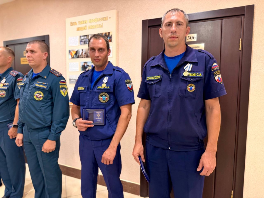 В Саратове спасателей наградили медалями за ликвидации ЧС на предприятии