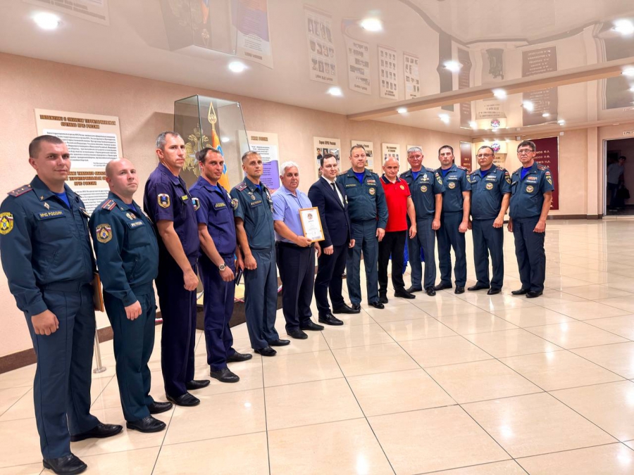 В Саратове спасателей наградили медалями за ликвидации ЧС на предприятии