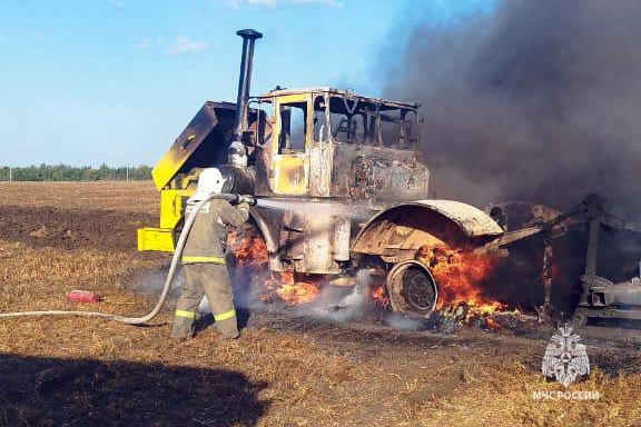 Около аэропорта Гагарин пожарные тушили полыхающий трактор