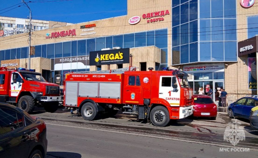 В Саратове посетителей ТЦ эвакуировали из-за пожара в бильярдной