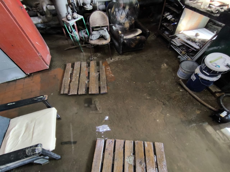 В Саратове больше недели затапливает водой подвал Речного вокзала