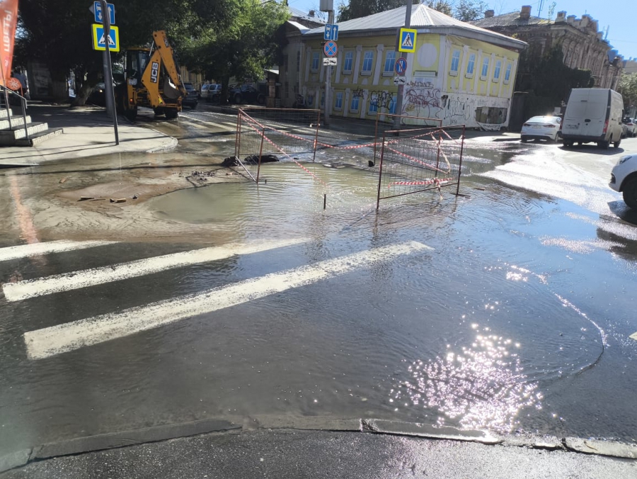 В Саратове больше недели затапливает водой подвал Речного вокзала