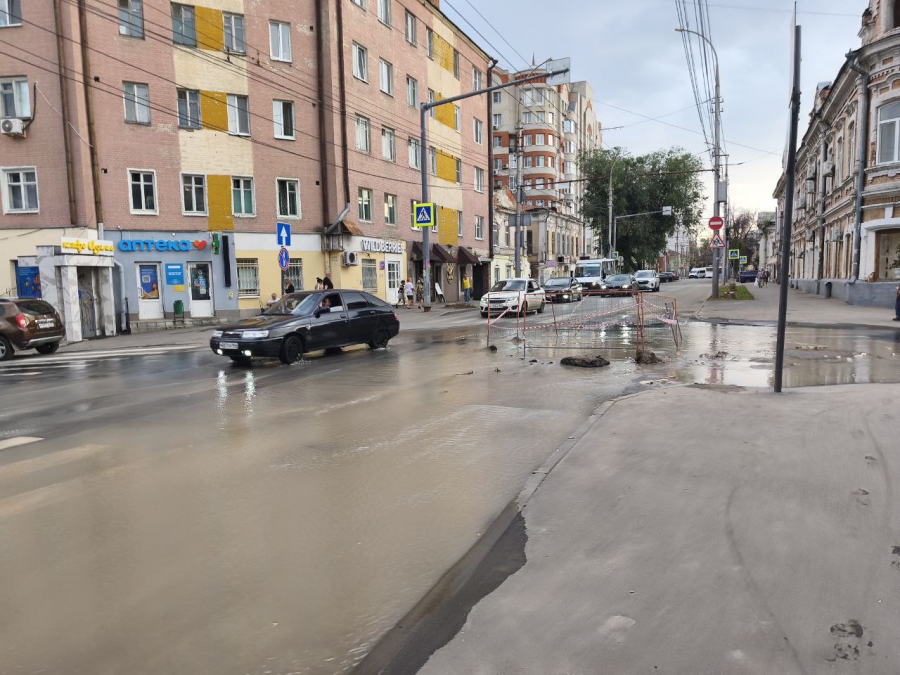 В Саратове больше недели затапливает водой подвал Речного вокзала