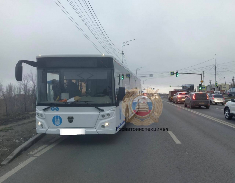 На Усть-Курдюмской автобус №90 наехал на мужчину-пешехода