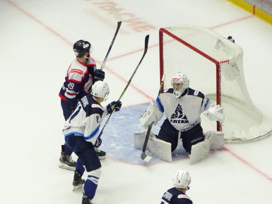 «Кристалл» не забросил шайб «Динамо-Алтаю»