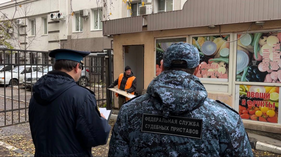 В центре Саратова принудительно сносят овощной ларек возле СУ СК