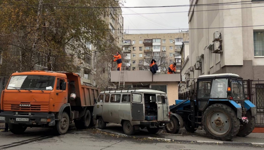 В центре Саратова принудительно сносят овощной ларек возле СУ СК