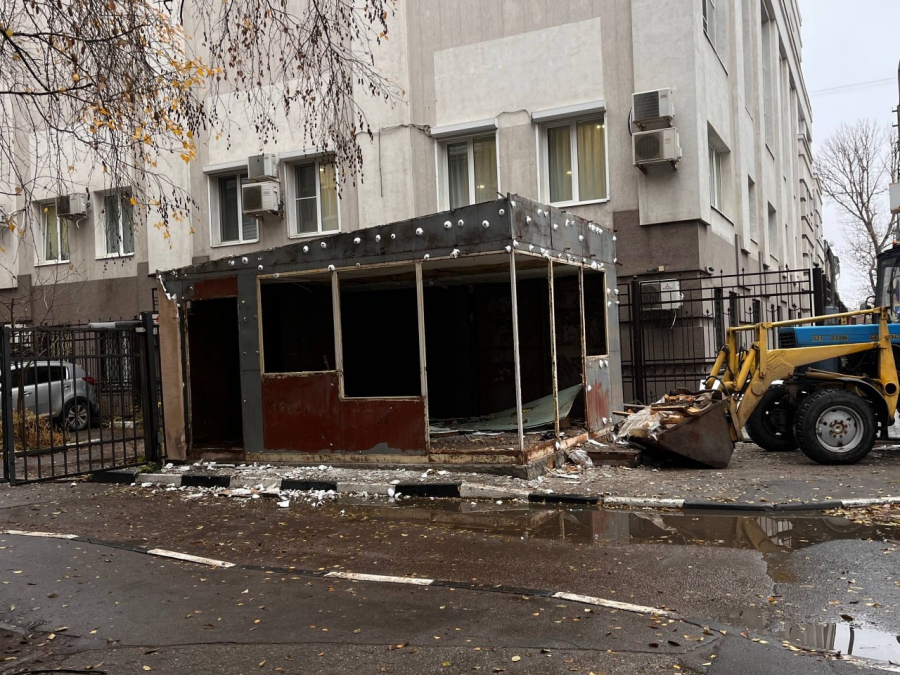 В центре Саратова принудительно сносят овощной ларек возле СУ СК