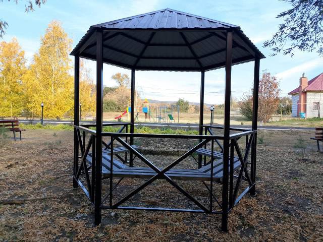 В селе Вольского района обустроили новый сквер по инициативе местных жителей