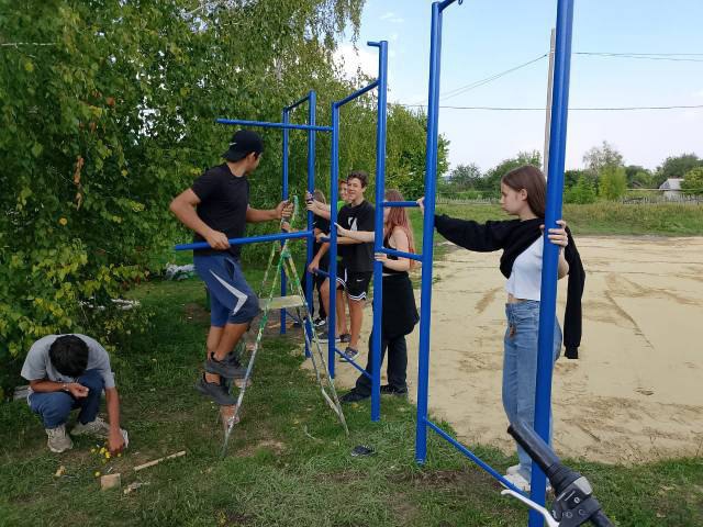 В селе Вольского района обустроили новый сквер по инициативе местных жителей