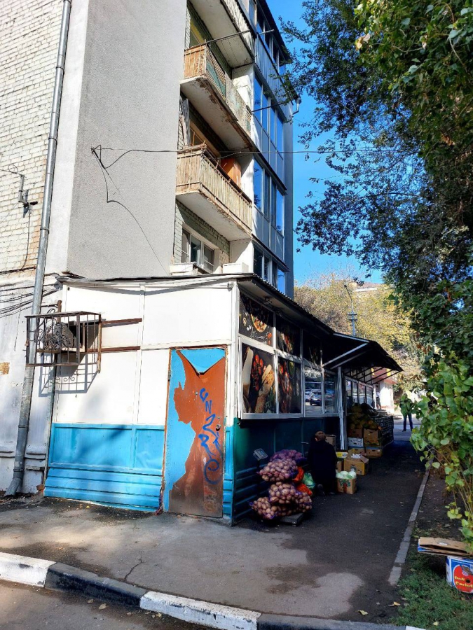 На Большой Горной демонтируют торговую пристройку у многоквартирного дома