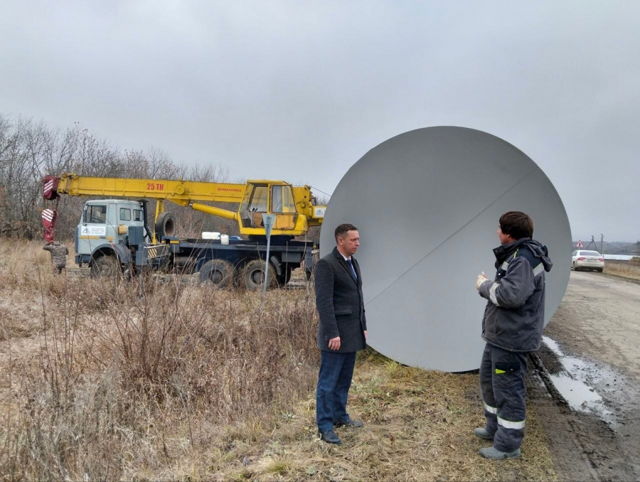 В Больших Озерках устанавливают новую водонапорную башню