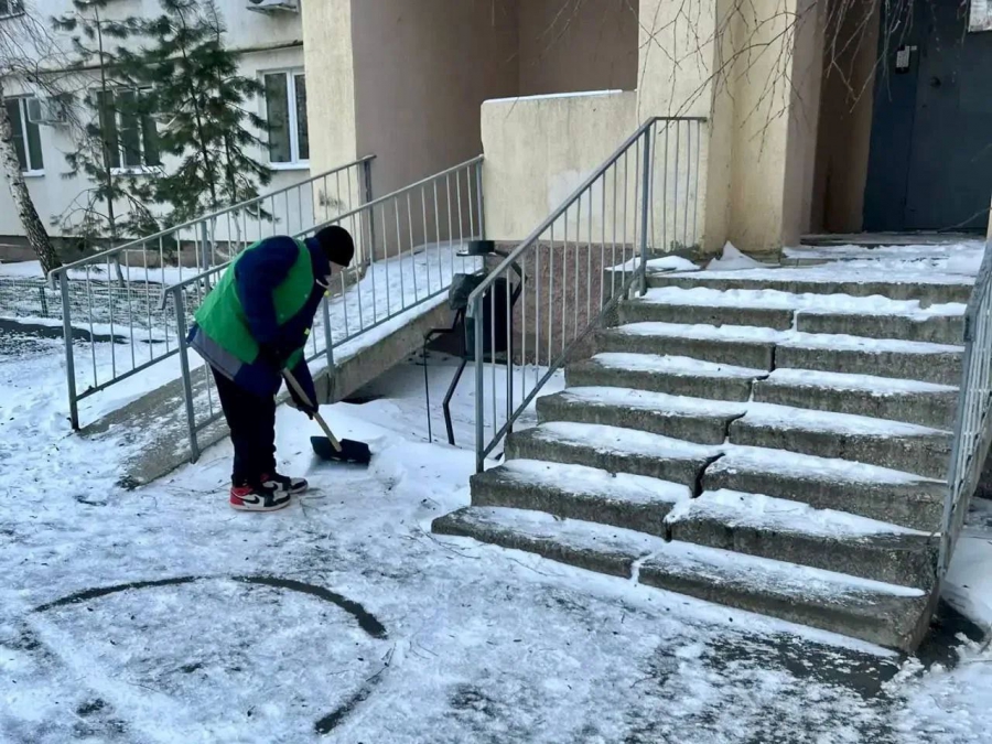 После шторма в Саратове с улиц вывезли более 3000 кубометров снега