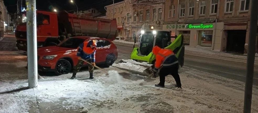 После шторма в Саратове с улиц вывезли более 3000 кубометров снега