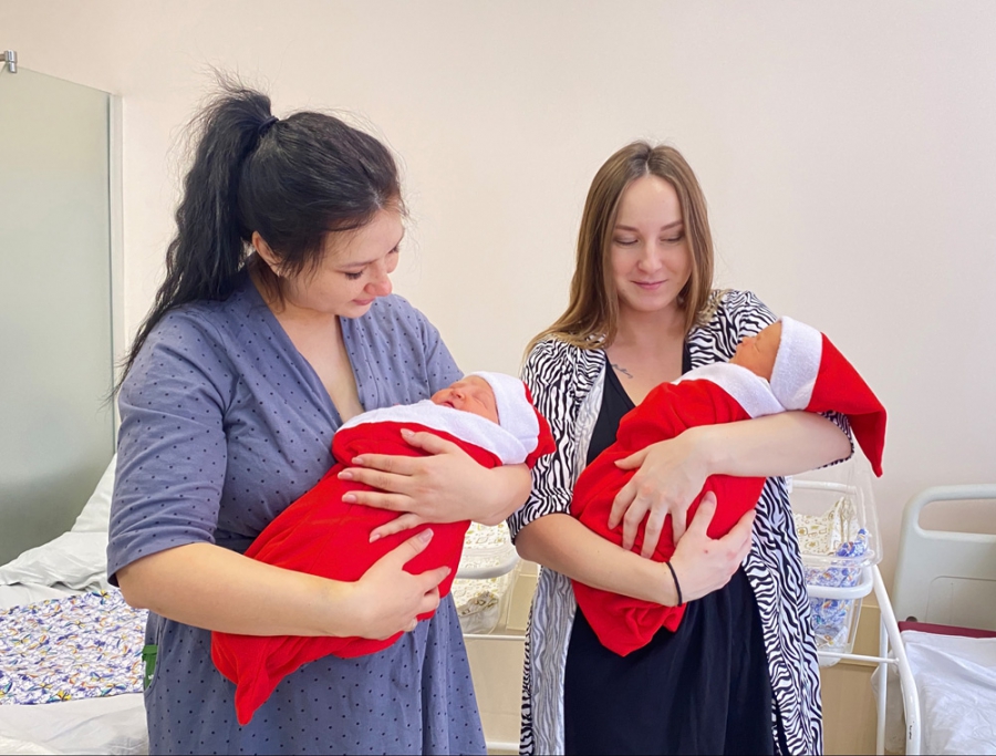 Первые в жизни новогодние костюмчики дарят всем малышам в перинатальном центре 8-й горбольницы