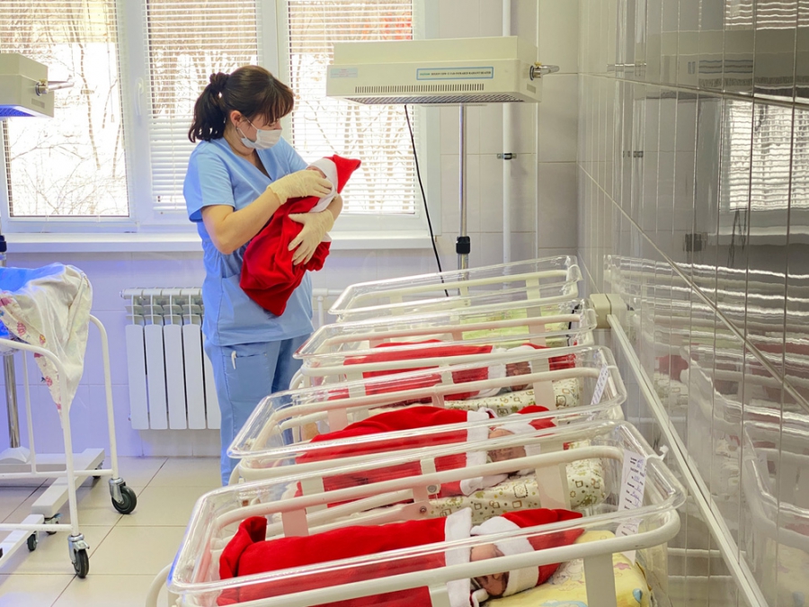 Первые в жизни новогодние костюмчики дарят всем малышам в перинатальном центре 8-й горбольницы