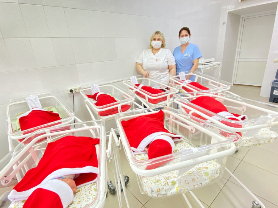 Первые в жизни новогодние костюмчики дарят всем малышам в перинатальном центре 8-й горбольницы