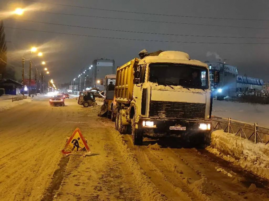 В Саратовской области на расчистку трасс отправили более 1700 единиц техники