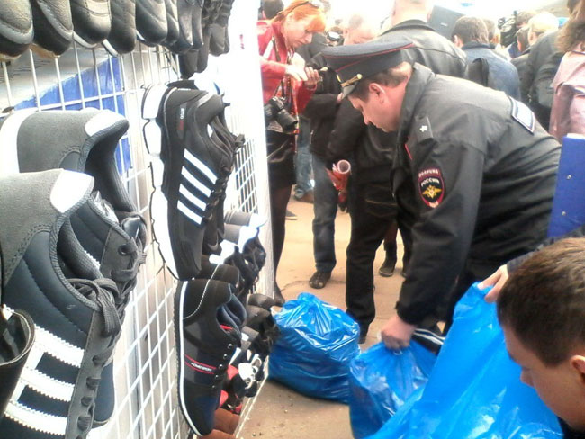 Полиция описывает товары в павильонах на Аллее роз