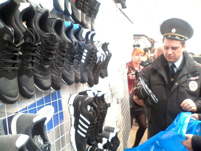 Полиция описывает товары в павильонах на Аллее роз